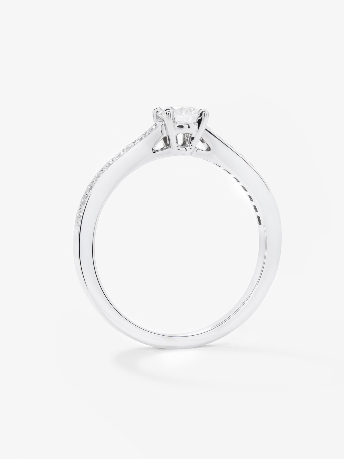 Anillo solitario de oro blanco de 18K con diamante central de 0,25 cts y brazo de diamantes en talla brillante