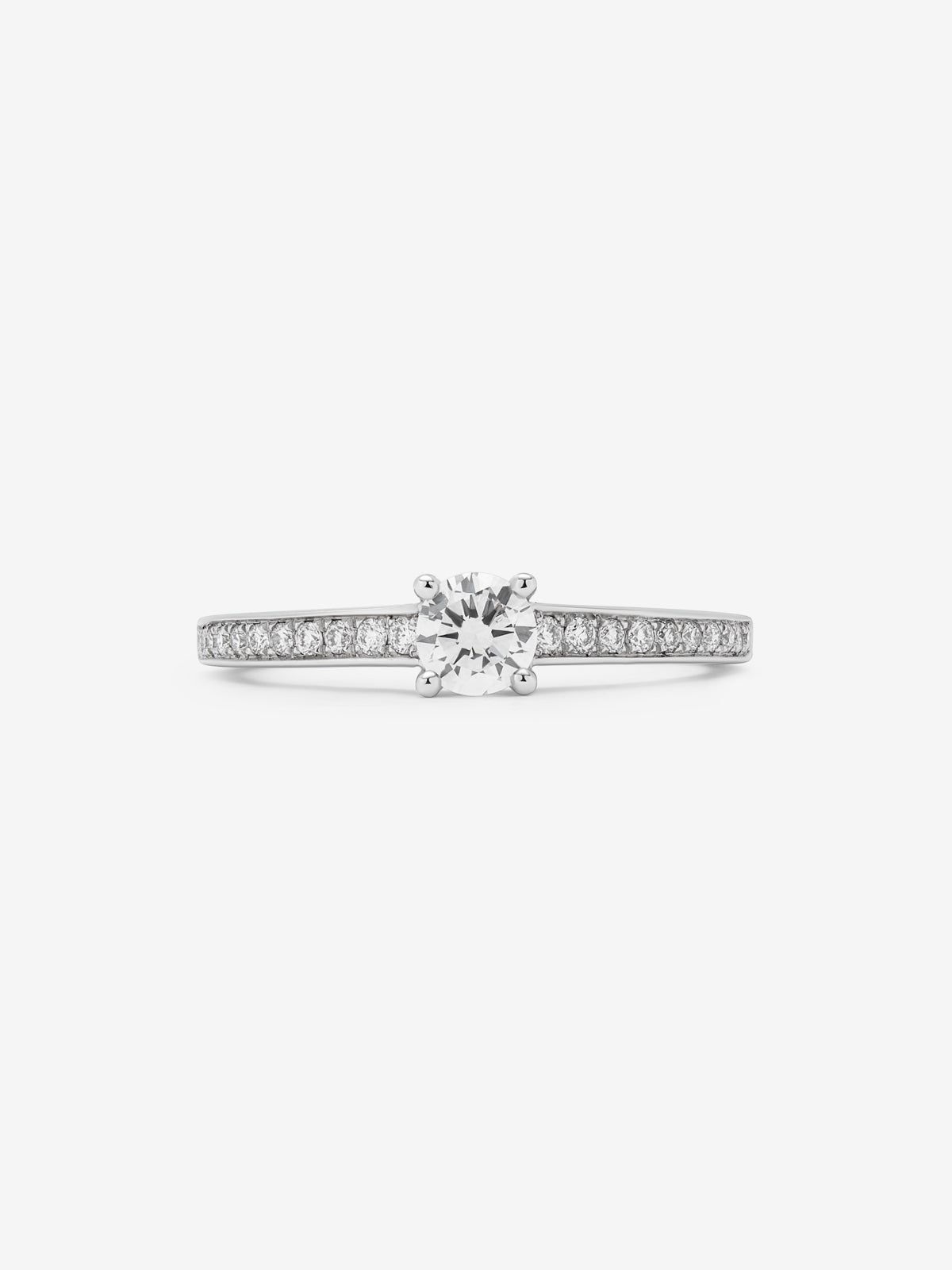 Anillo solitario de oro blanco de 18K con diamante central de 0,30 cts y brazo de diamantes en talla brillante