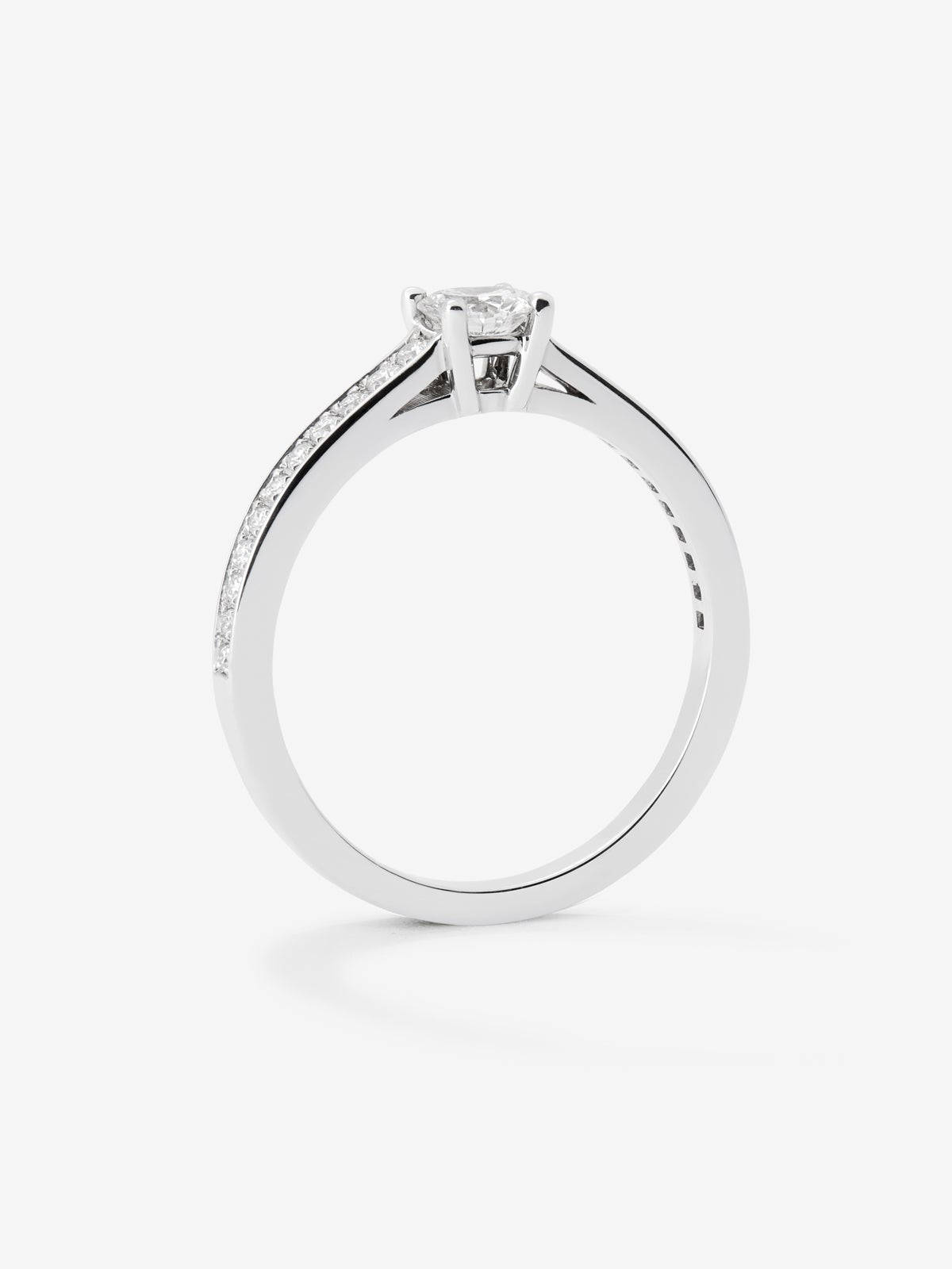 Anillo solitario de oro blanco de 18K con diamante central de 0,30 cts y brazo de diamantes en talla brillante