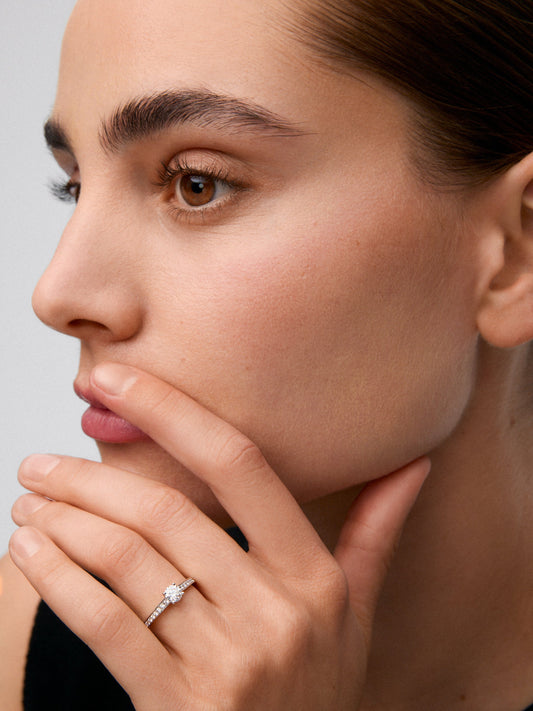 Anillo solitario de oro blanco de 18K con diamante central de 0,40 cts y diamantes en talla brillante con un total de 0,17 cts