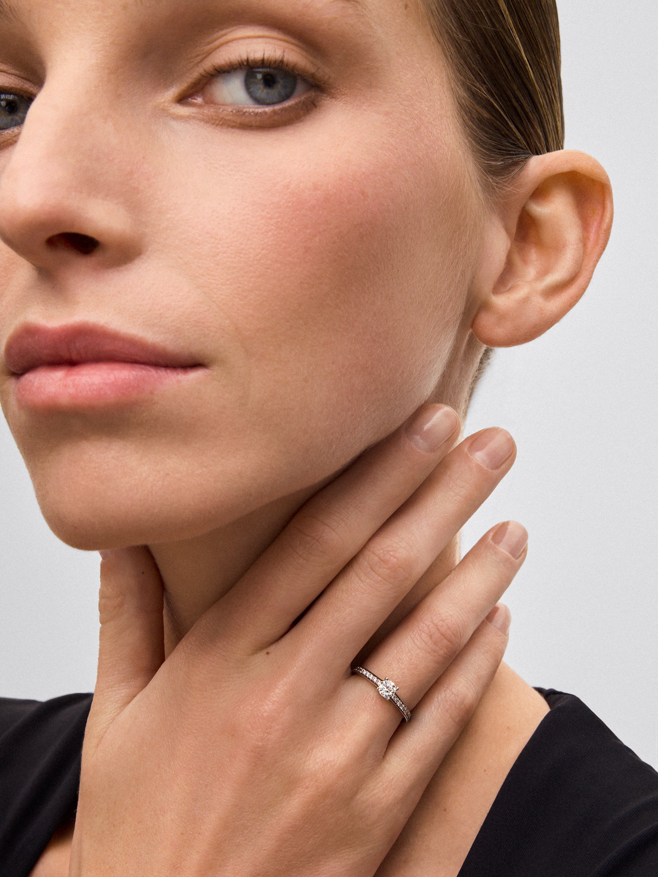 Anillo solitario de oro blanco de 18K con diamante central de 0,40 cts y diamantes en talla brillante con un total de 0,17 cts