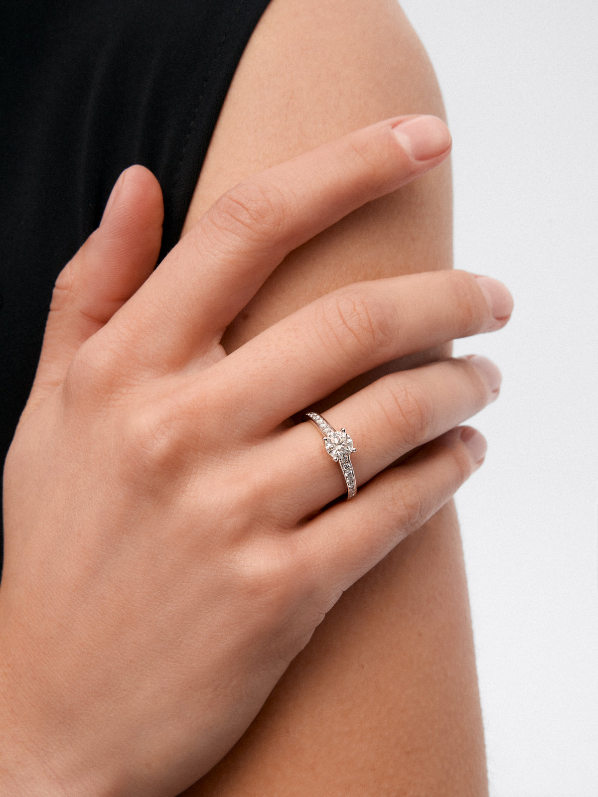Anillo solitario de oro blanco de 18K con diamante central de 0,70 cts y diamantes en talla brillante con un total de 0,26 cts