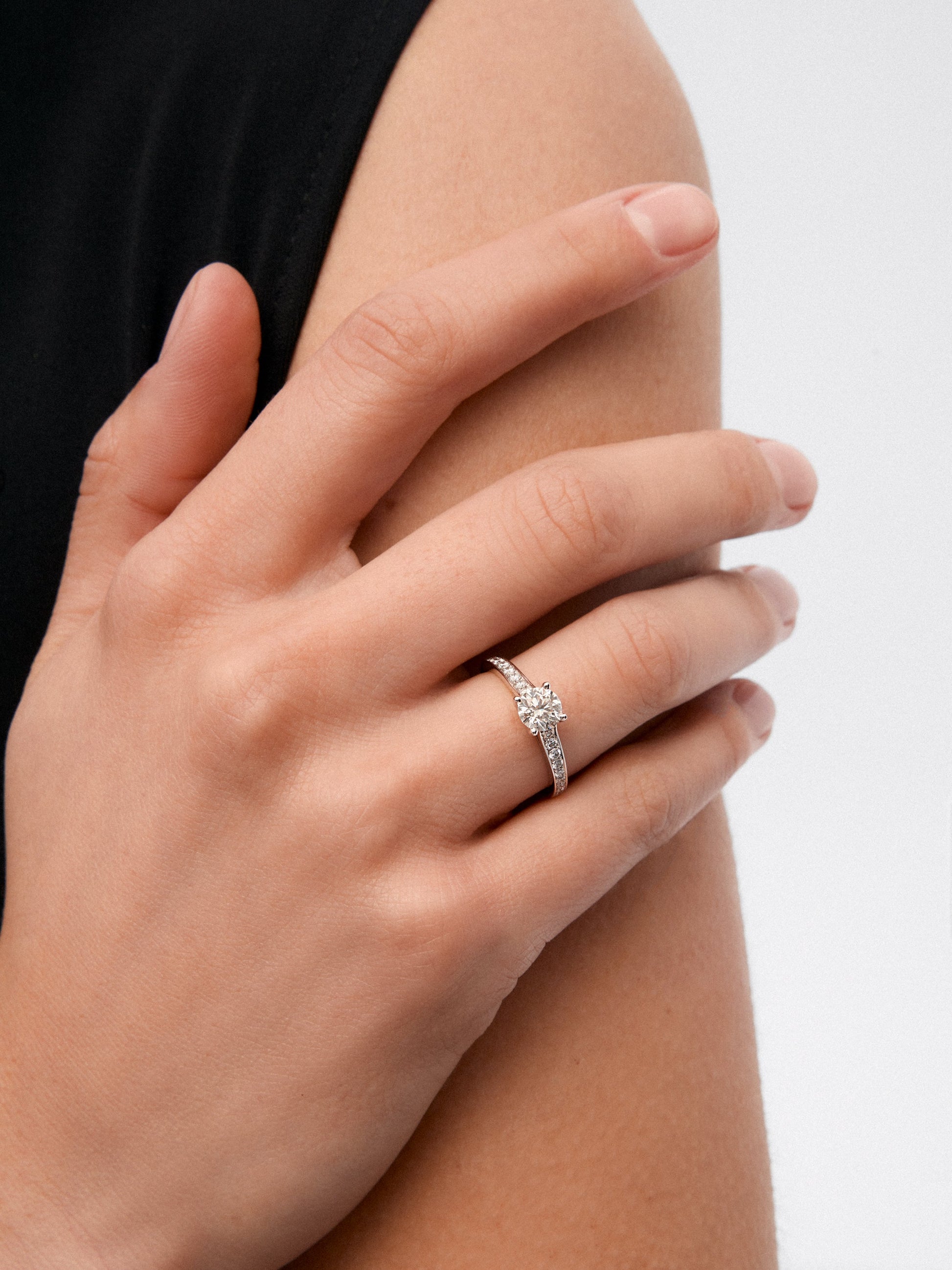 Anillo de oro blanco de 18K con diamante central en talla brillante de 0,7 cts y 18 diamantes en talla brillante con un total de 0,25 cts