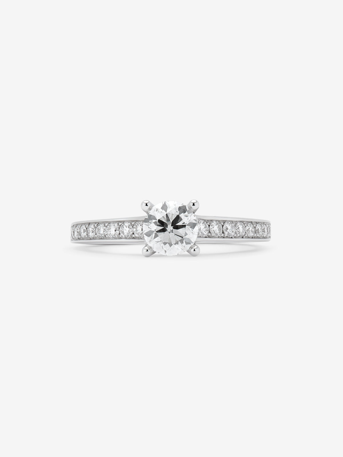 Anillo solitario de oro blanco de 18K con diamante central de 0,70 cts y diamantes en talla brillante con un total de 0,26 cts