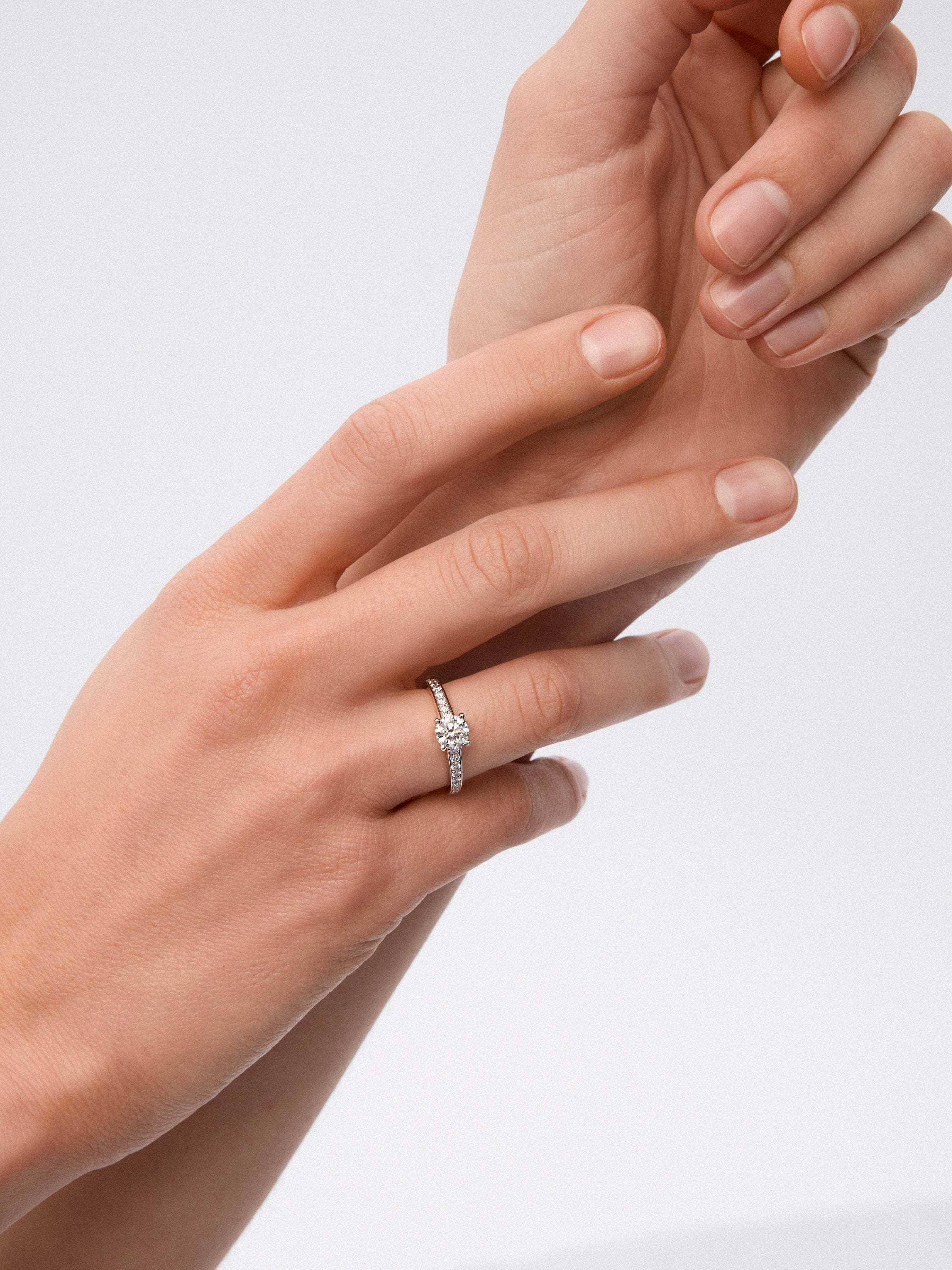 Anillo de oro blanco de 18K con diamante central en talla brillante de 0,7 cts y 18 diamantes en talla brillante con un total de 0,25 cts