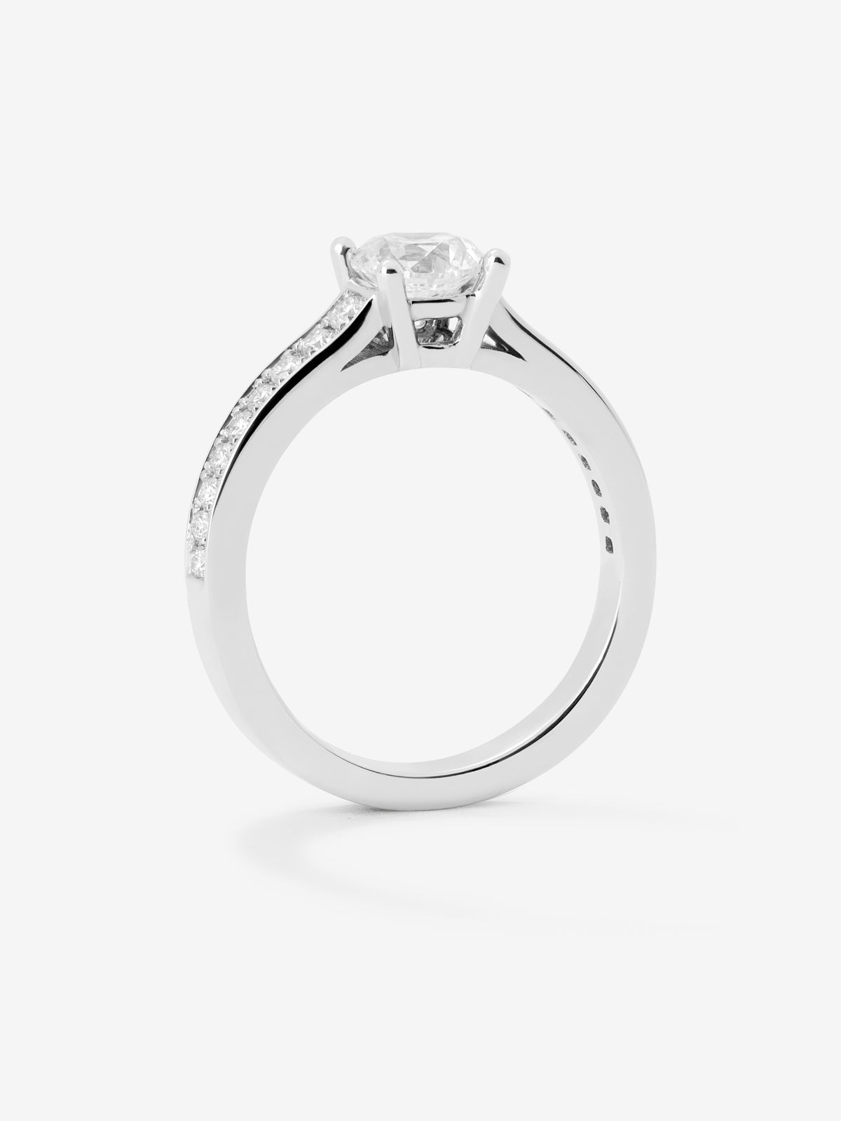 Anillo solitario de oro blanco de 18K con diamante central de 0,70 cts y diamantes en talla brillante con un total de 0,26 cts