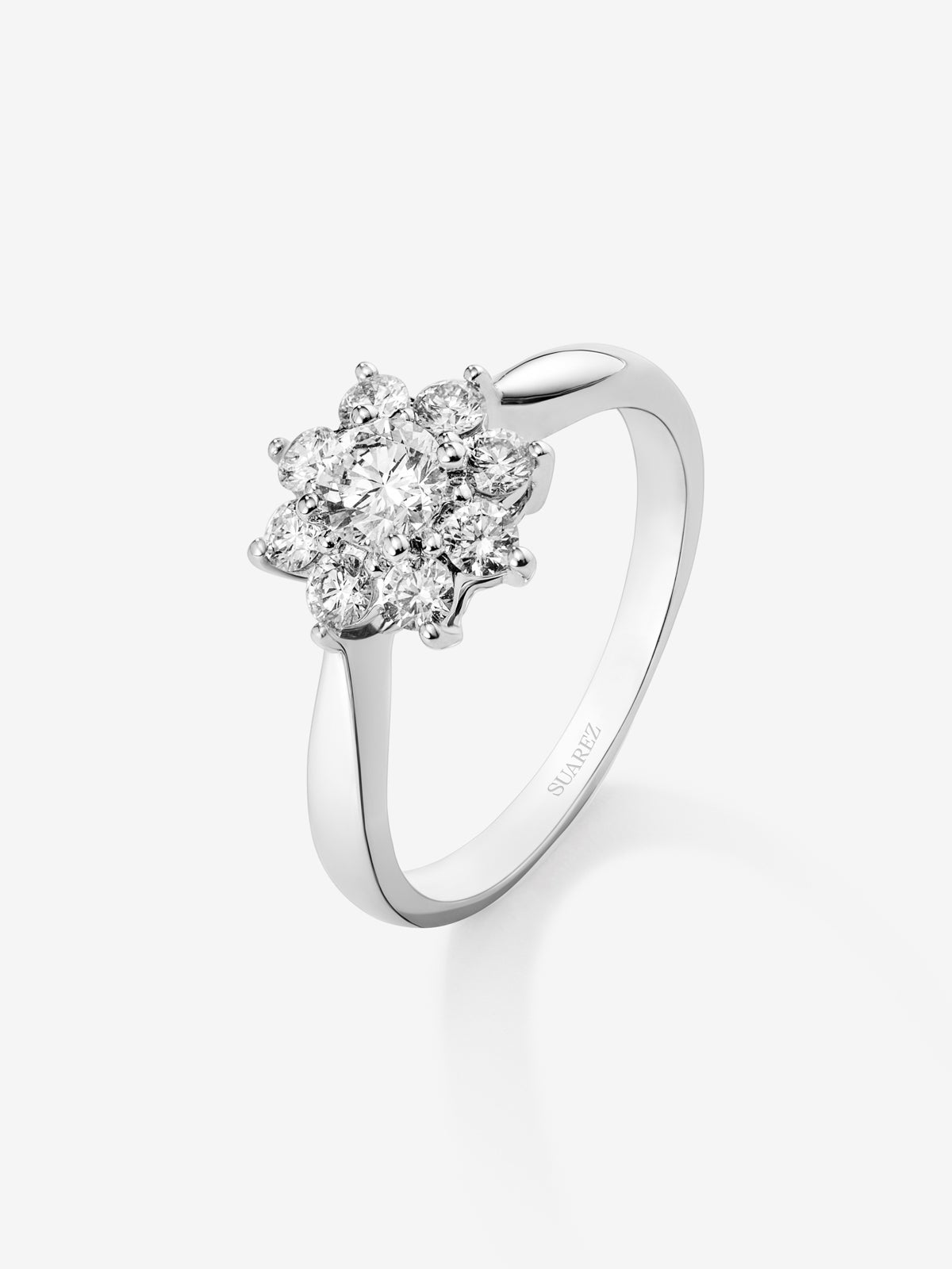 Anillo de oro blanco de 18K con 9 diamantes en talla brillante con un total de 0,2 cts con forma de estrella