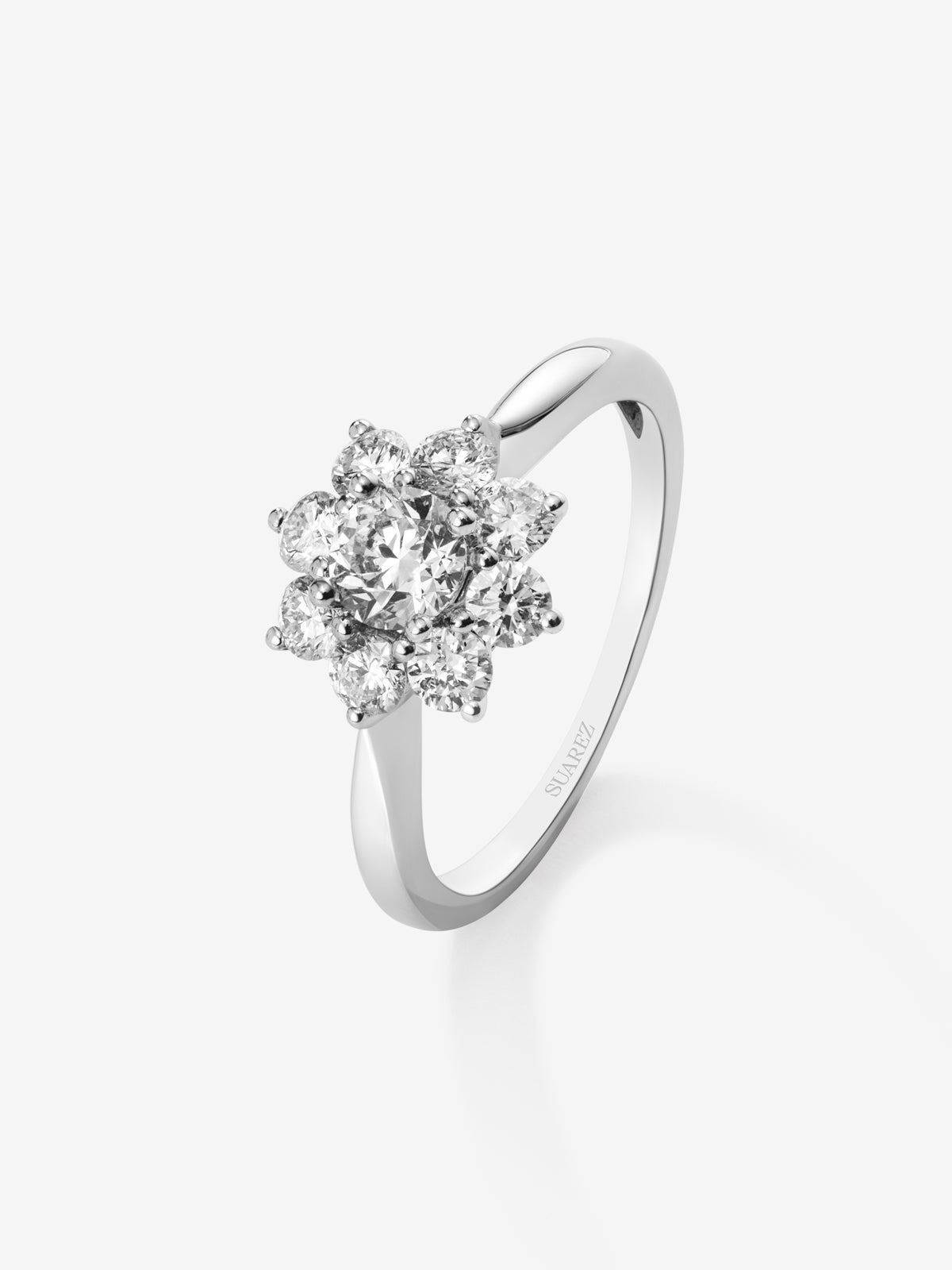 Anillo de oro blanco de 18K con diamante central en talla brillante de 0,5 cts y orla de 8 diamantes en talla brillante con un total de 0,69 cts con forma de estrella