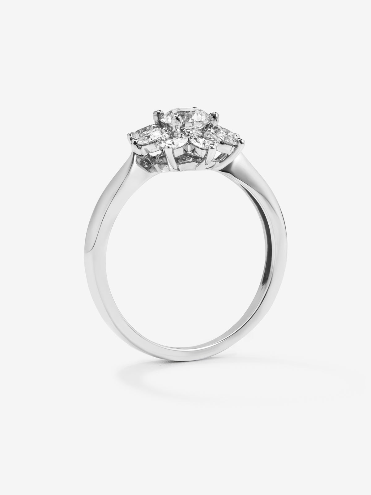 Anillo de oro blanco de 18K con diamante central en talla brillante de 0,5 cts y orla de 8 diamantes en talla brillante con un total de 0,69 cts con forma de estrella