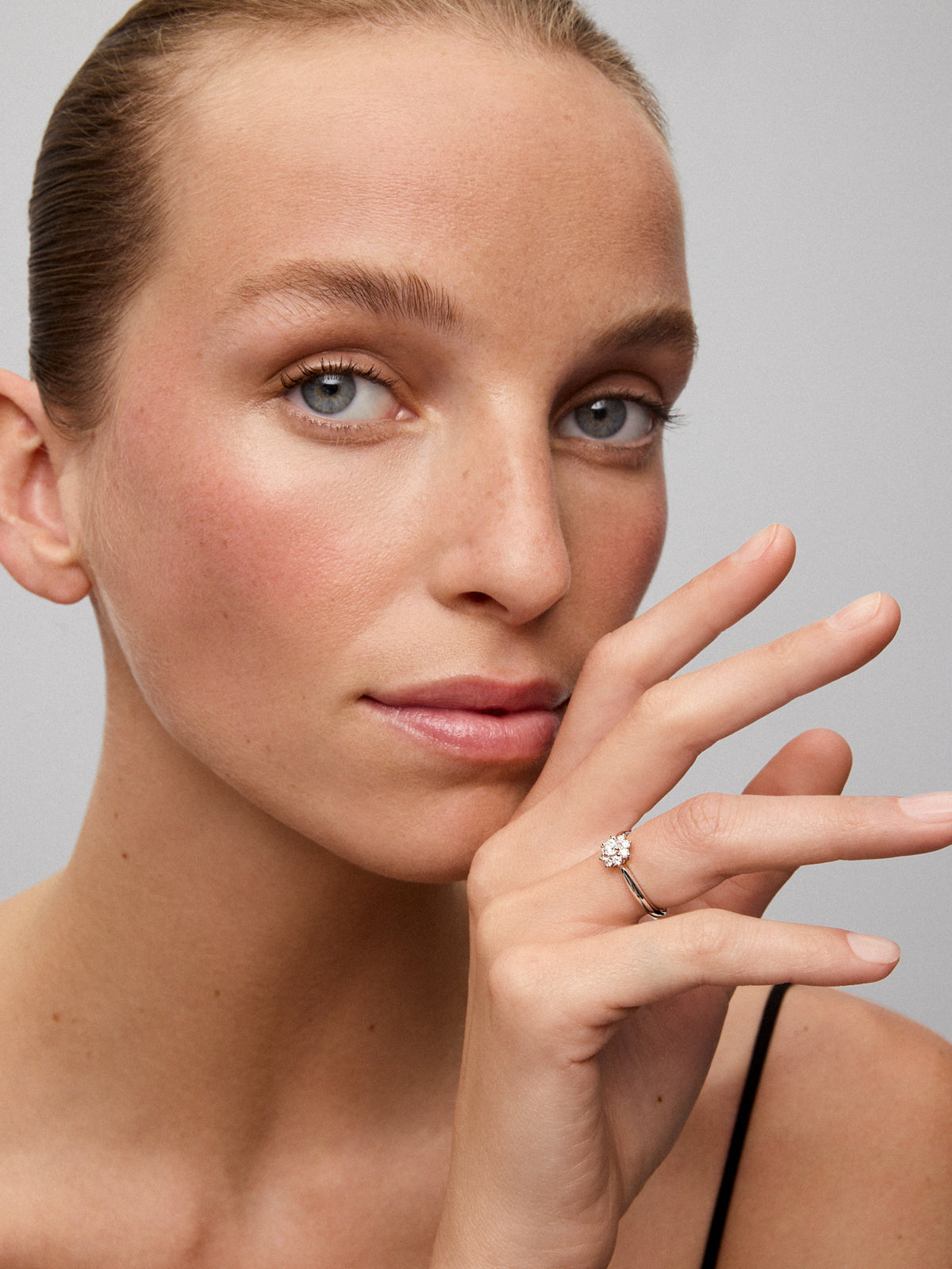 Anillo de oro blanco de 18K con 9 diamantes en talla brillante con un total de 0,2 cts con forma de estrella