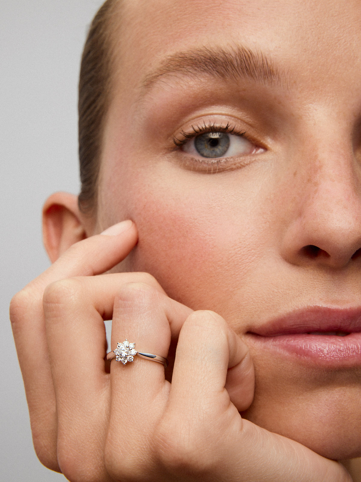 18K white gold ring with 9 brilliant-cut diamonds totaling 0.2 ct in a star shape