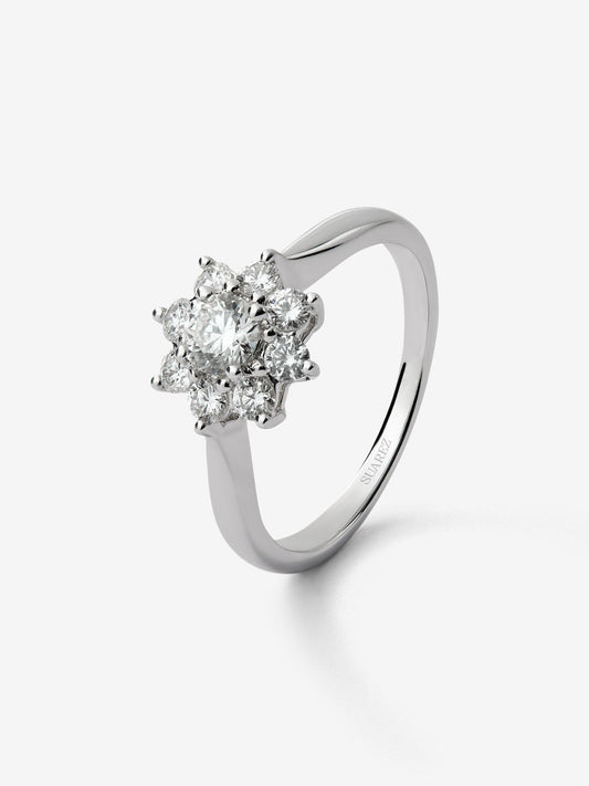Anillo de oro blanco de 18K con 9 diamantes en talla brillante con un total de 0,3 cts con forma de estrella