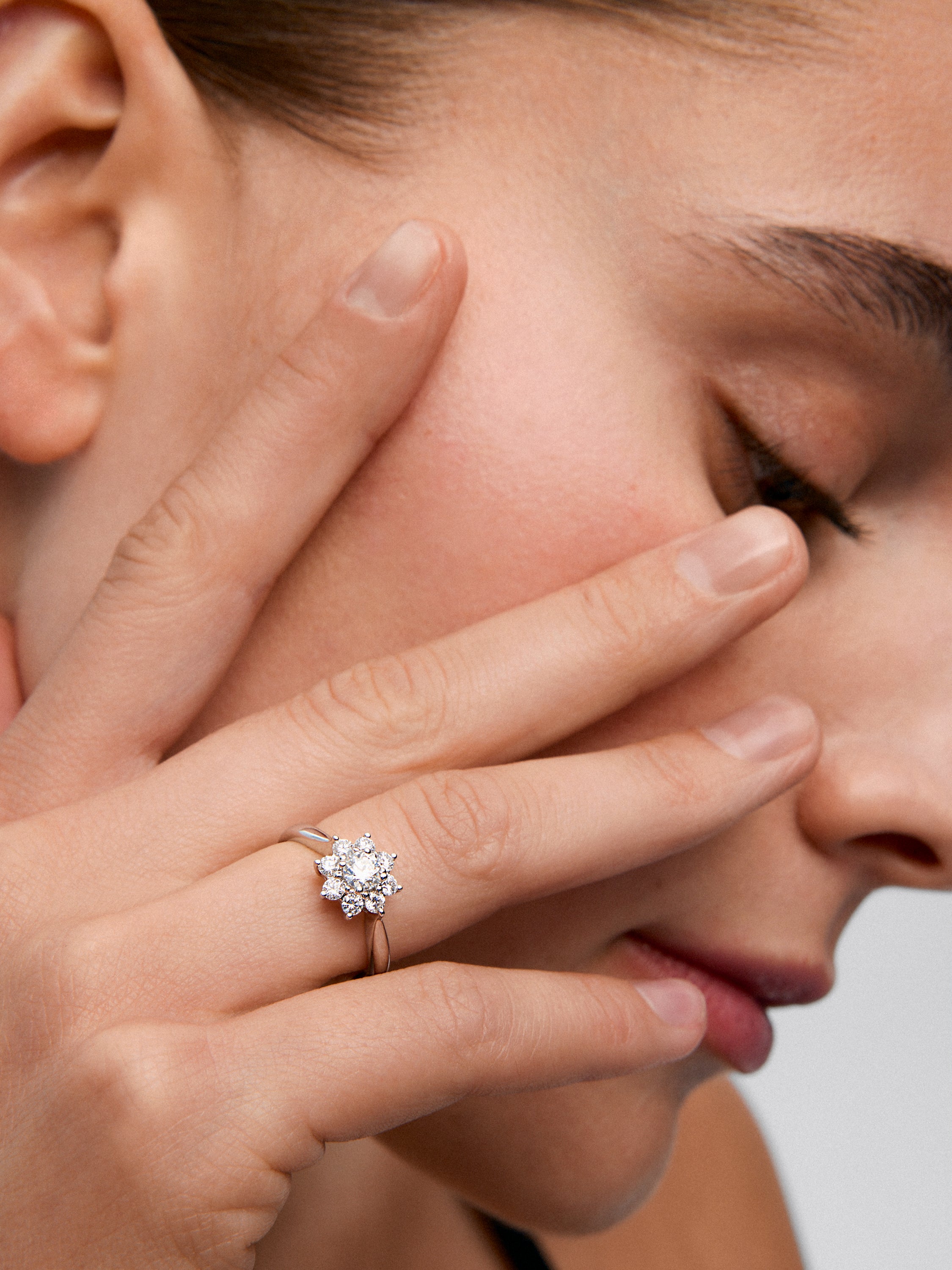 Anillo solitario de compromiso de oro blanco de 18K con diamantes en talla brillante de 0,30cts