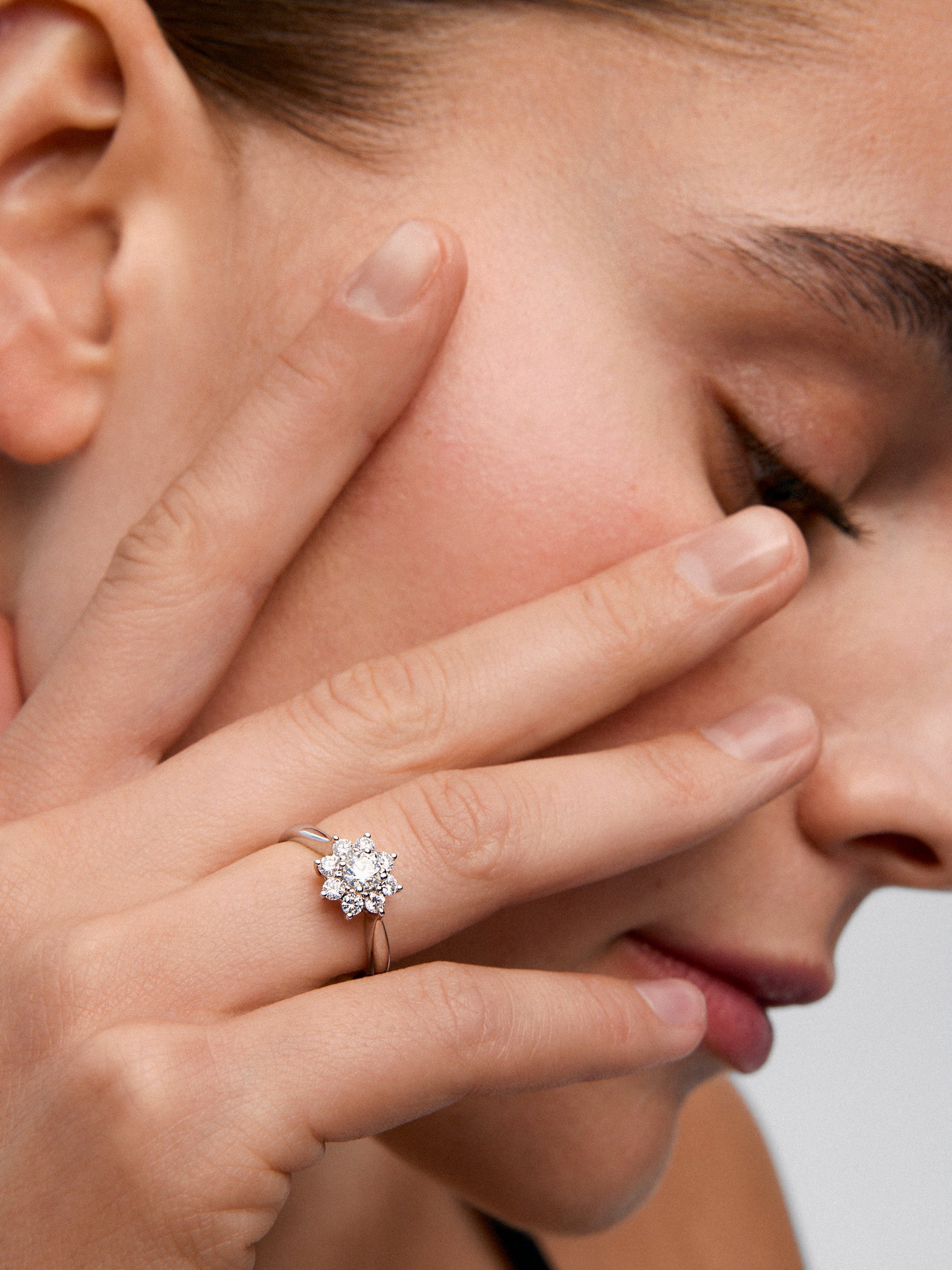 Anillo de oro blanco de 18K con un total de 0,3 cts con forma de estrella