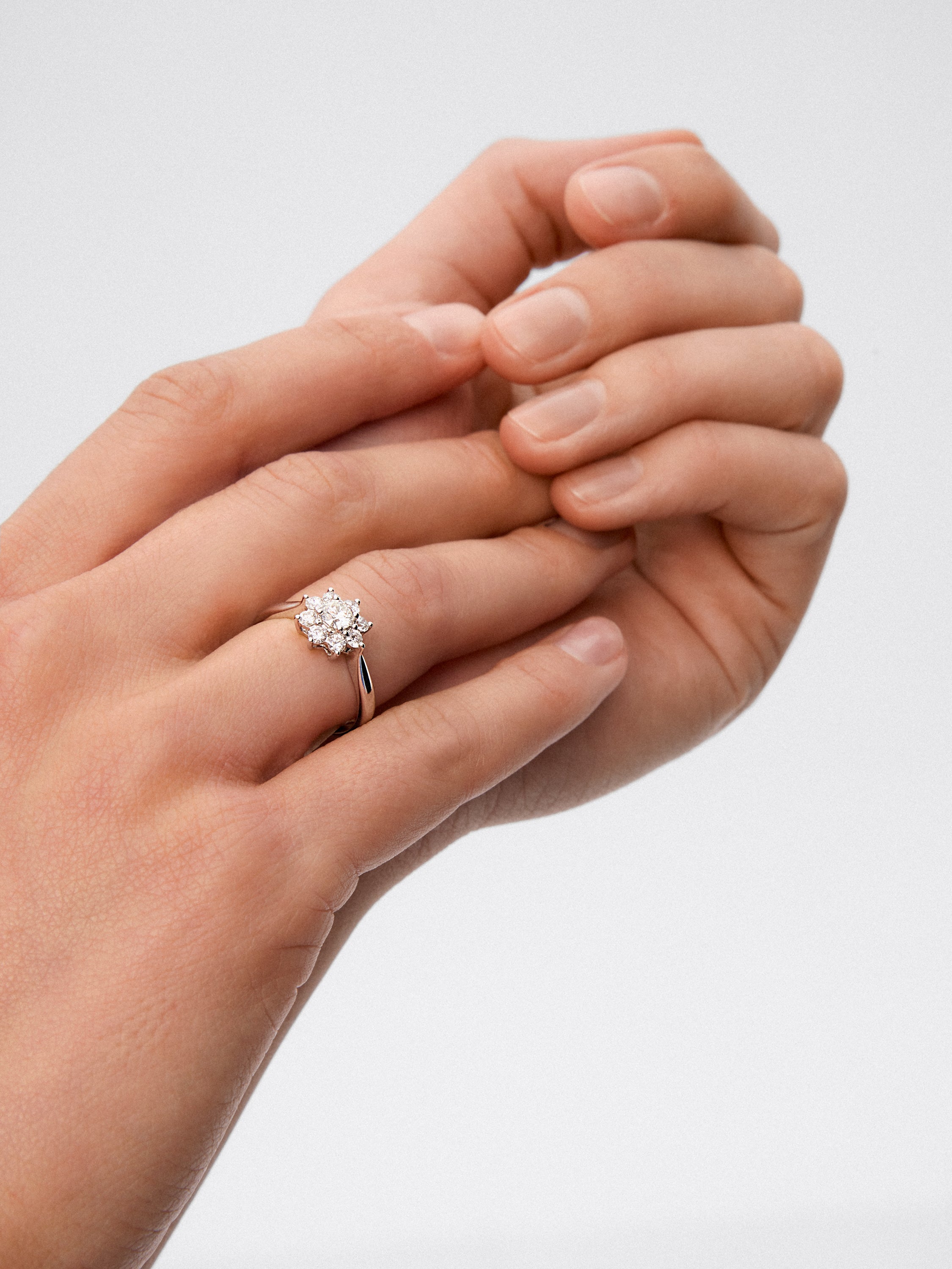 Anillo solitario de compromiso de oro blanco de 18K con diamantes en talla brillante de 0,30 cts