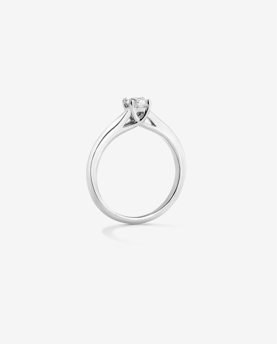 Anillo solitario de oro blanco de 18K con diamante en talla brillante de 0,08 cts