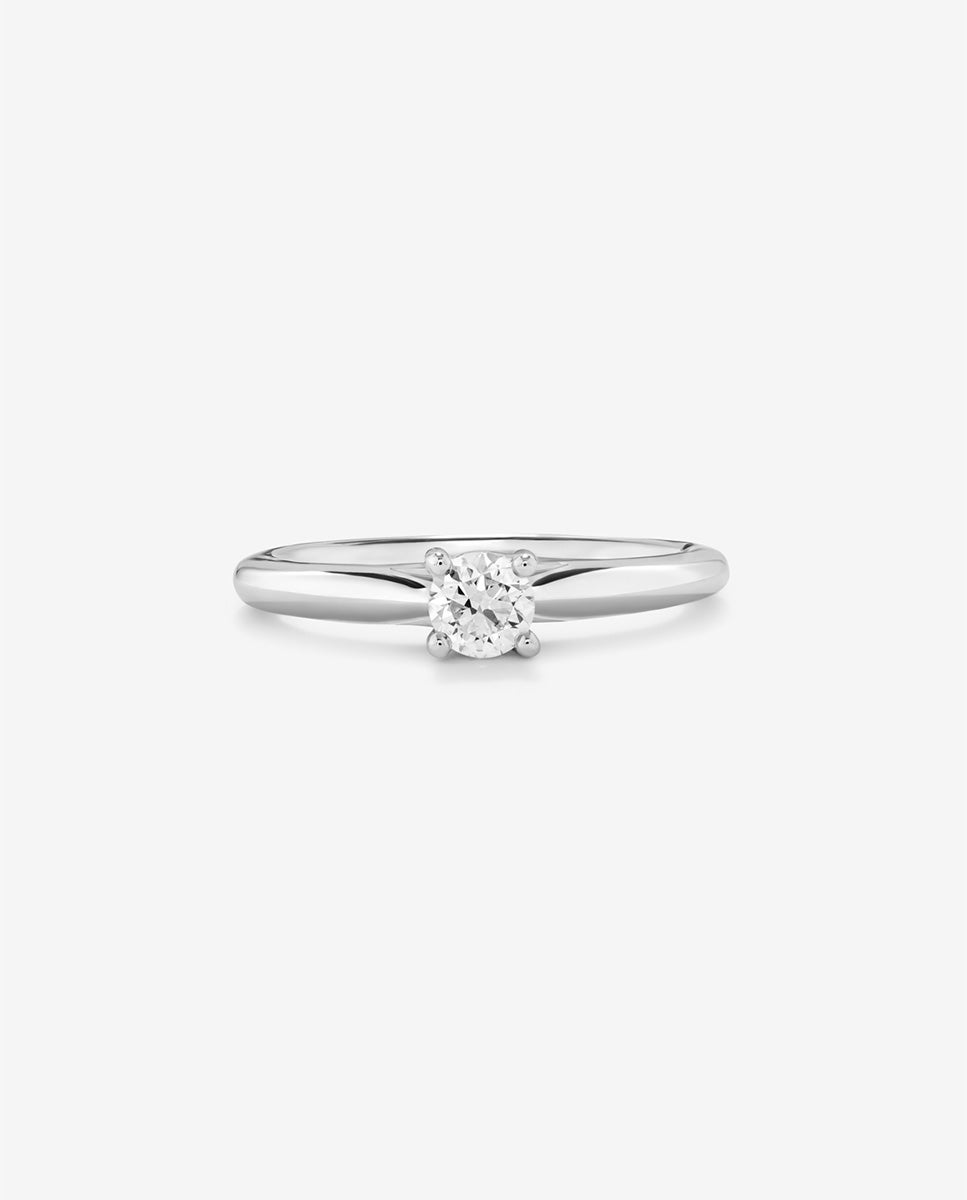 Anillo solitario de oro blanco de 18K con diamante en talla brillante de 0,1 cts