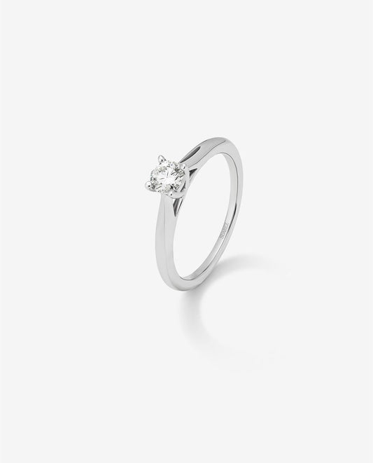 Anillo solitario de oro blanco de 18K con diamante en talla brillante de 0,15 cts