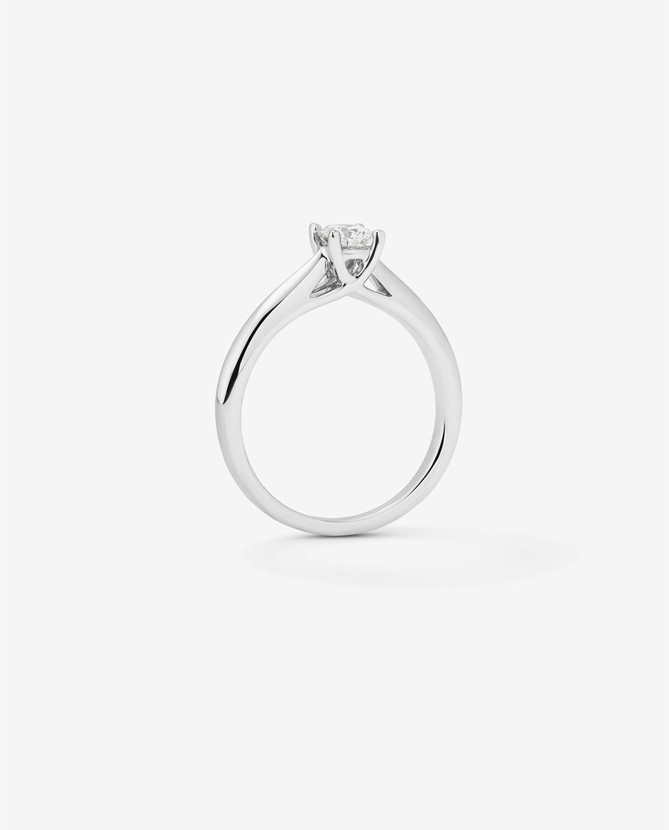 Anillo solitario de oro blanco de 18K con diamante en talla brillante de 0,15 cts