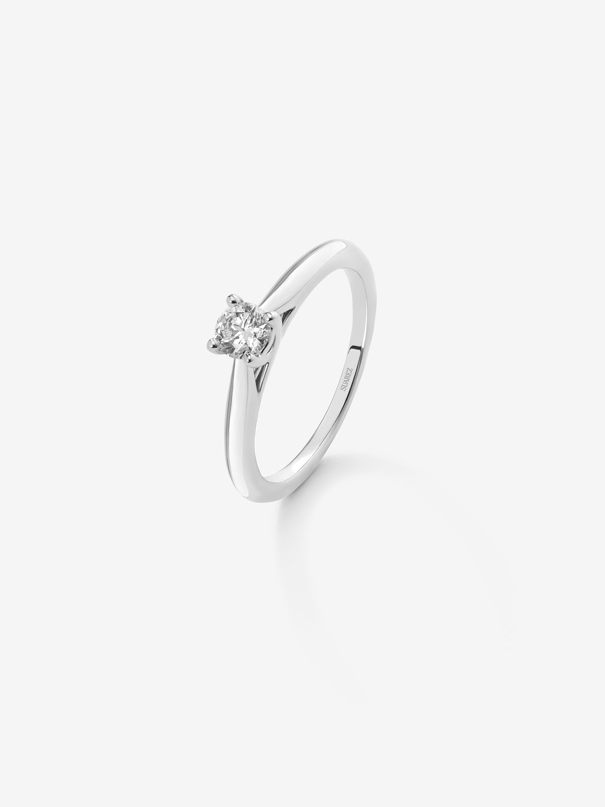 Solitario de compromiso de oro blanco de 18K con diamante central de 0,40 quilates