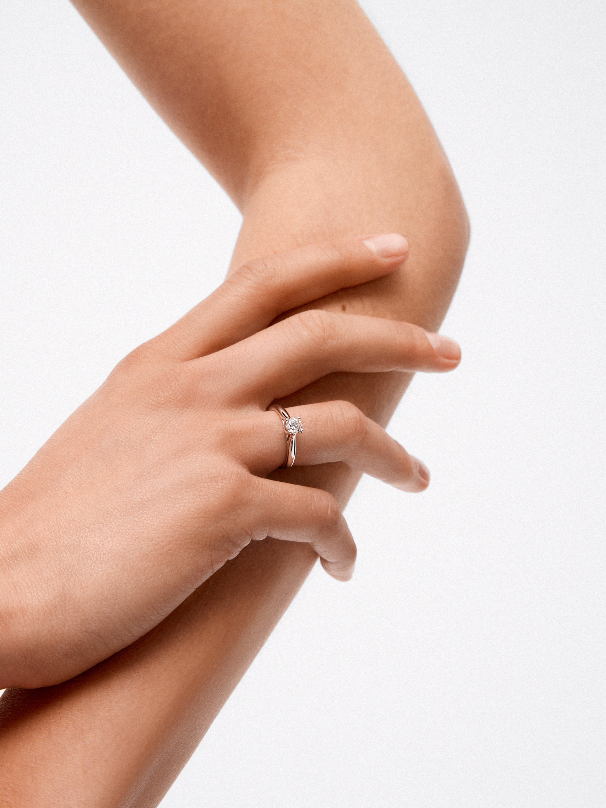 Anillo solitario de oro blanco de 18K con diamante en talla brillante de 0,4 cts