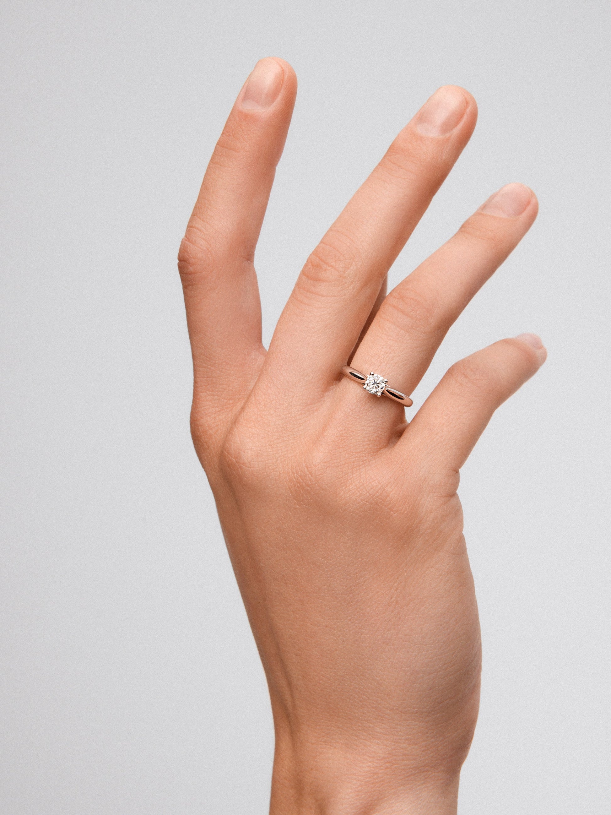 Anillo solitario de oro blanco de 18K con diamante blanco en talla brillante de 0,4 cts