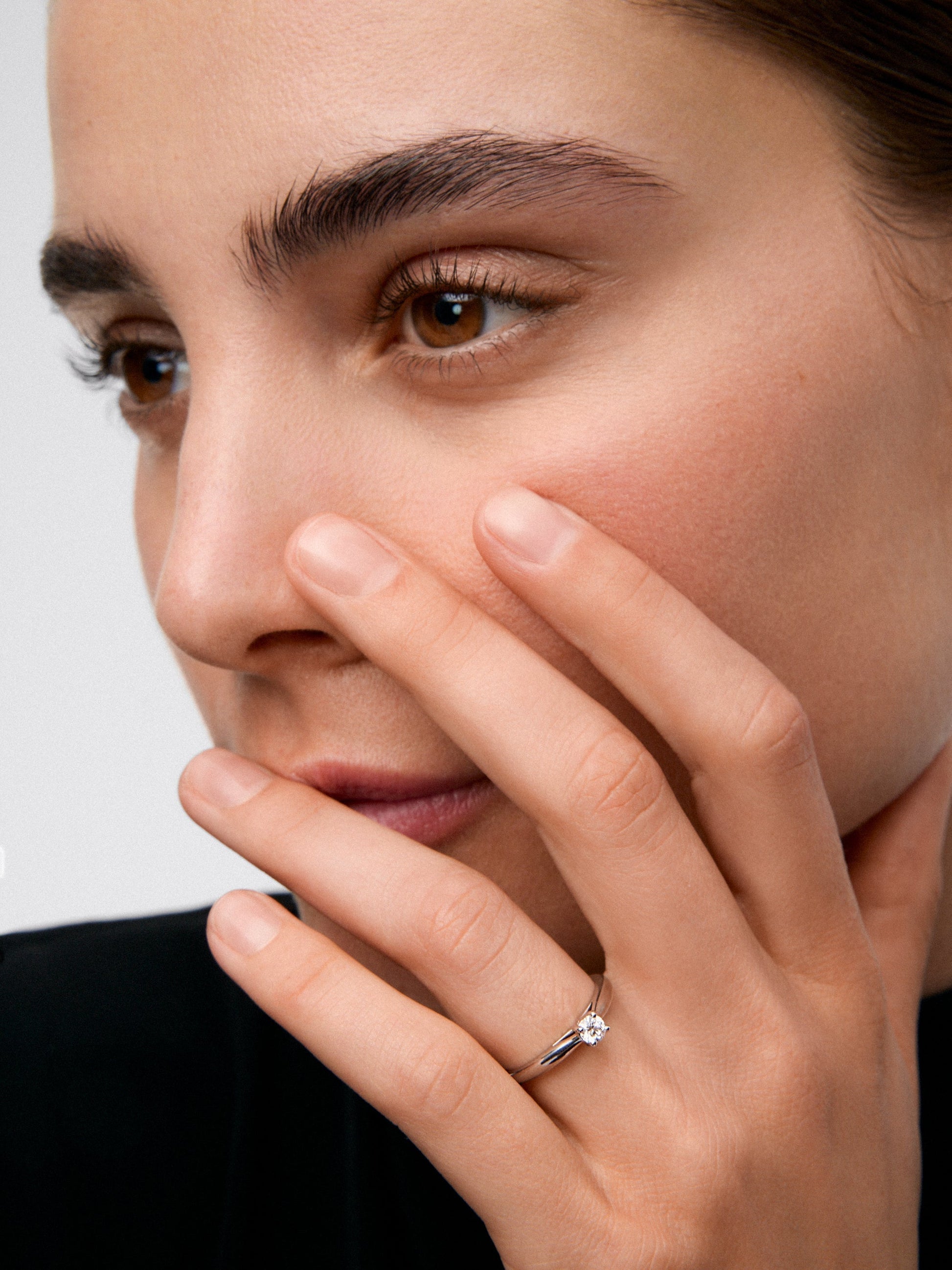 Anillo solitario de oro blanco de 18K con diamante en talla brillante de 0,2 cts