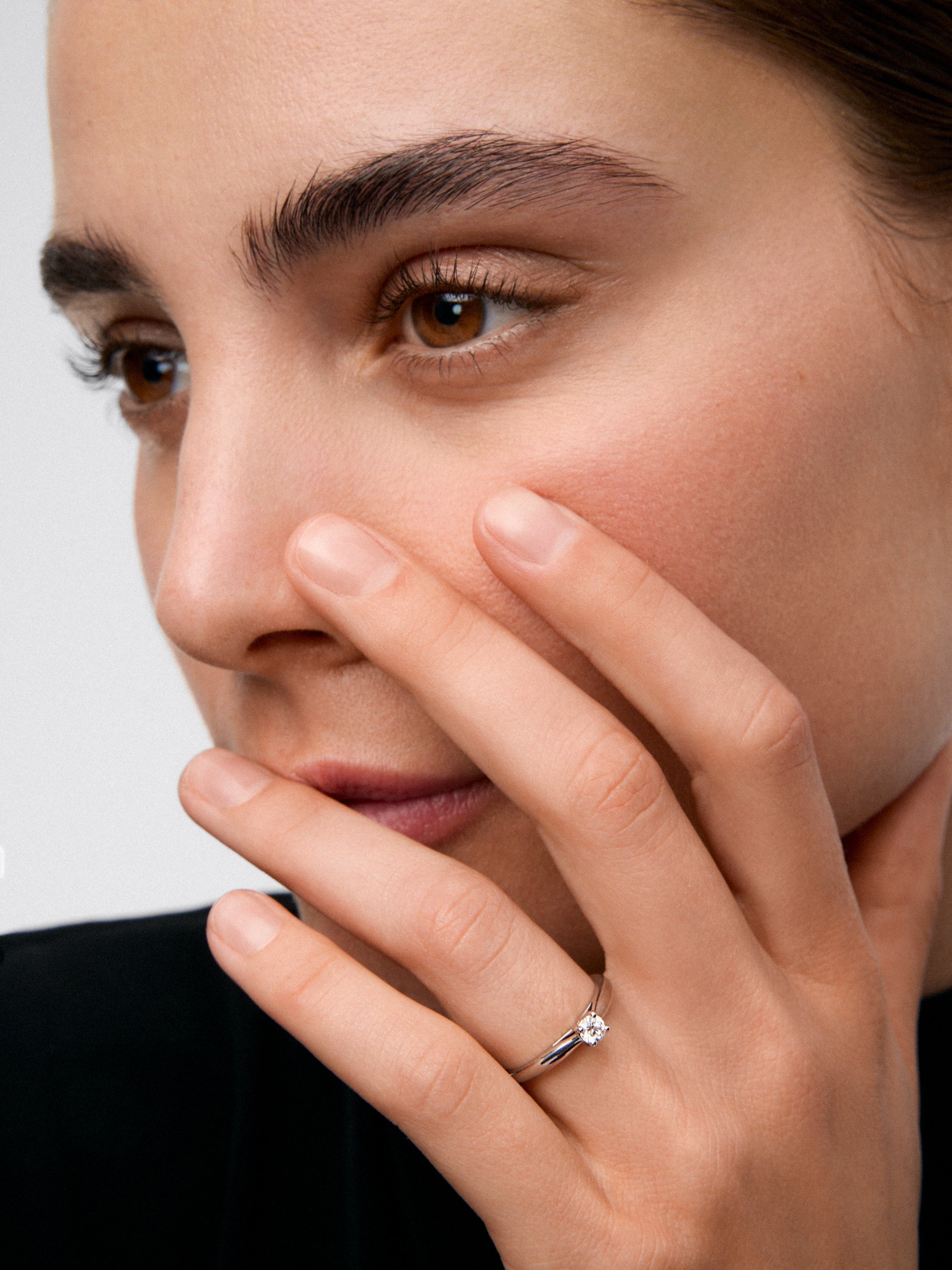 Anillo solitario de oro blanco de 18K con diamante en talla brillante de 0,2 cts
