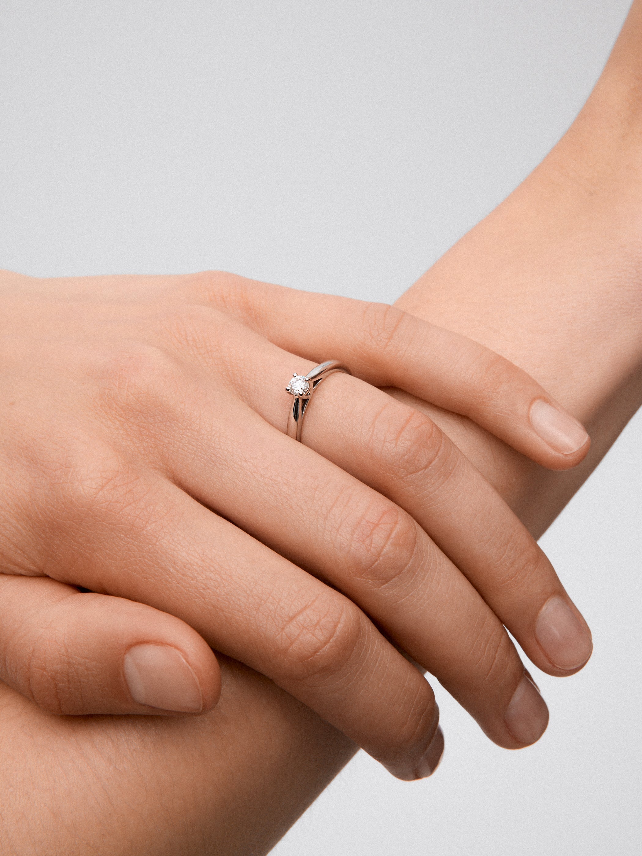 Anillo solitario de oro blanco de 18K con diamante en talla brillante de 0,2 cts