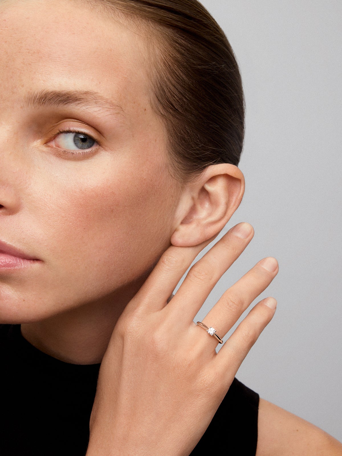 Anillo solitario de compromiso de oro blanco de 18k con diamante central de 0,25 quilates
