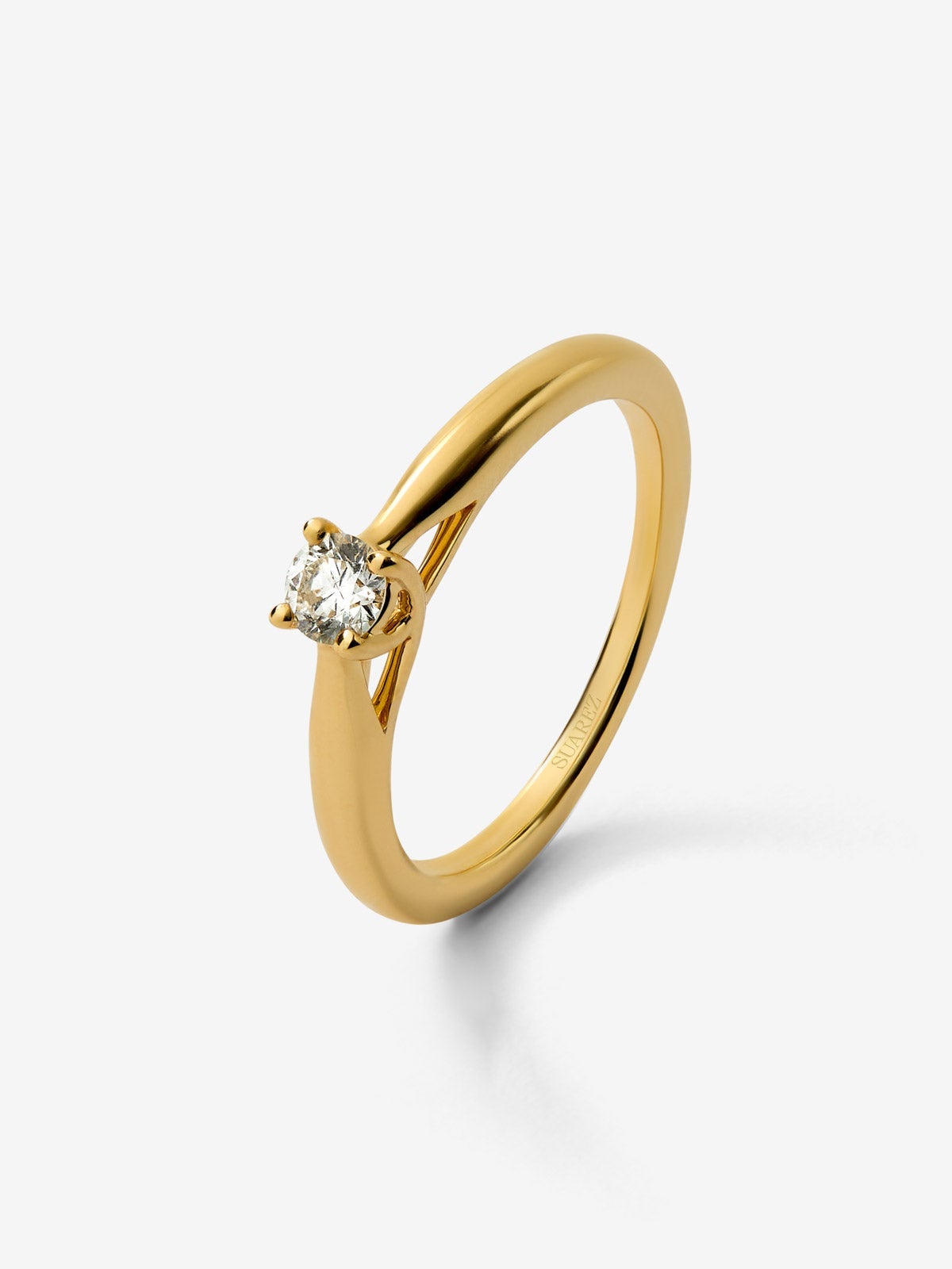 Anillo solitario  de oro amarillo de 18K con diamate en talla brillante de 0,08 cts