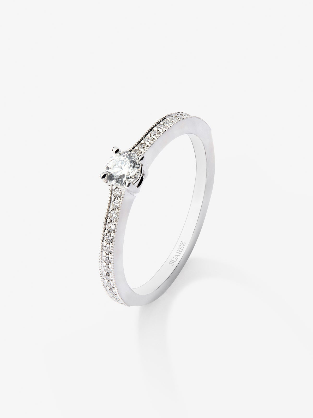 Anillo solitario de compromiso de oro blanco de 18K con diamantes