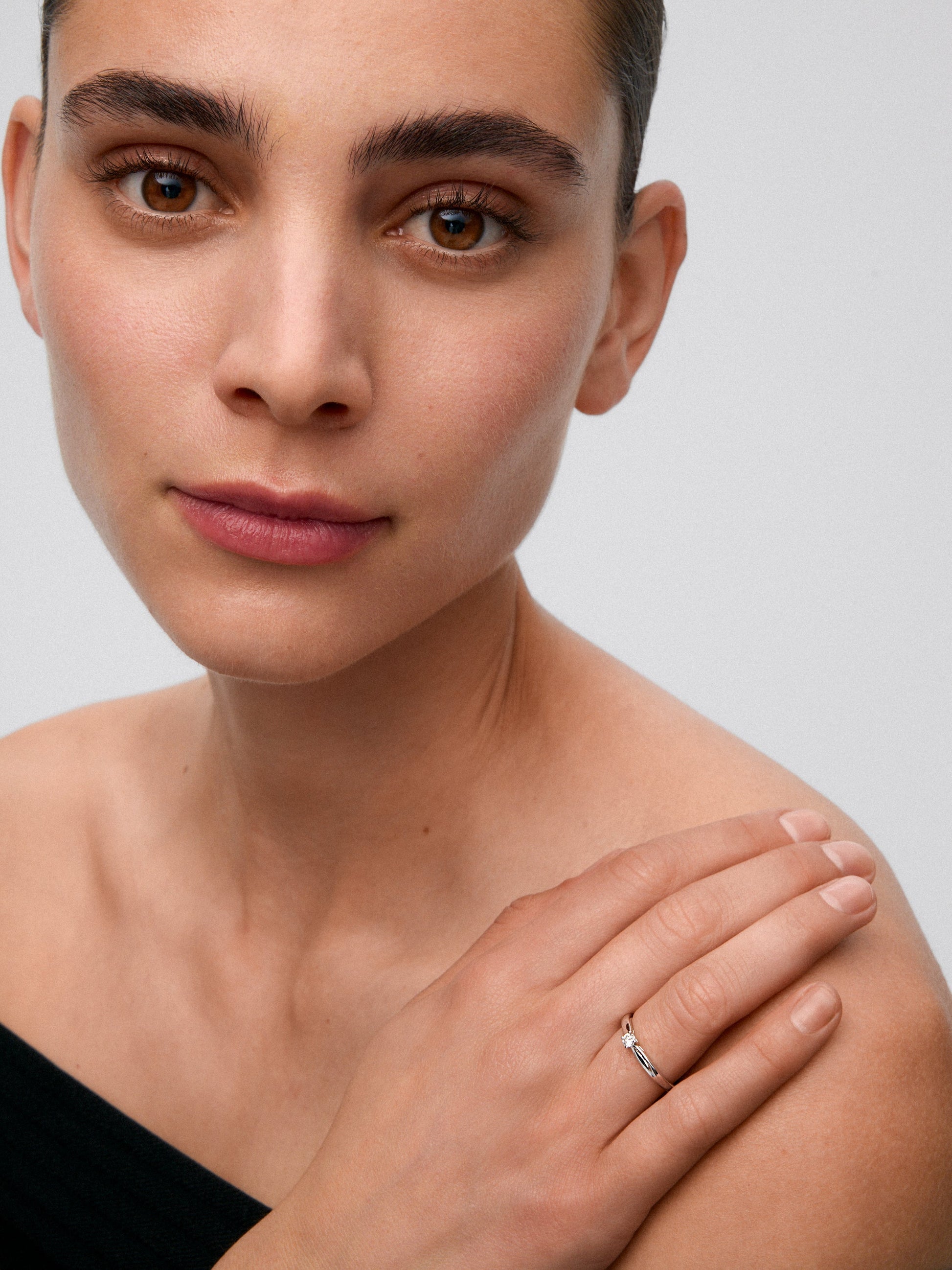 Anillo solitario de compromiso de oro blanco de 18K con diamante