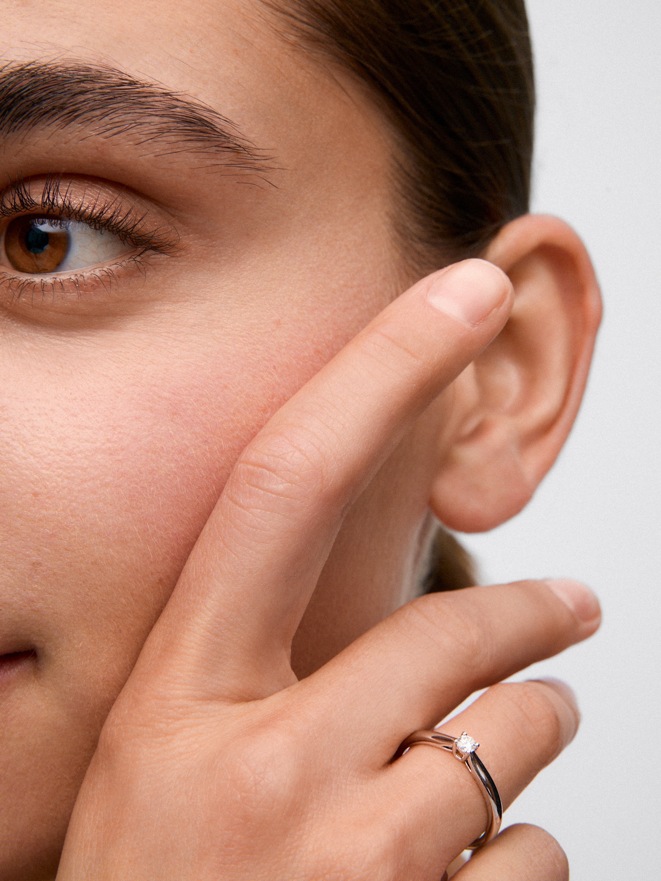 Anillo solitario de compromiso de oro blanco de 18K con diamante