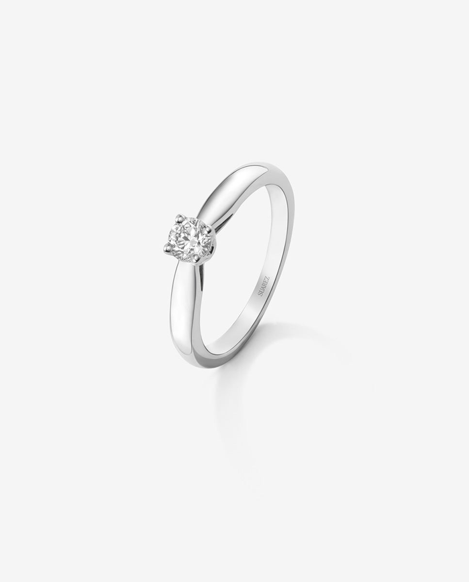 Anillo solitario de oro blanco de 18K con diamante en talla brillante de 0,15 cts