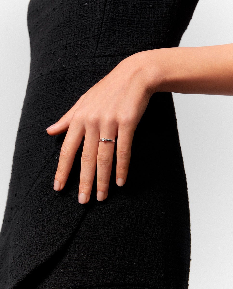 Anillo solitario de oro blanco de 18K con diamante en talla brillante de 0,15 cts