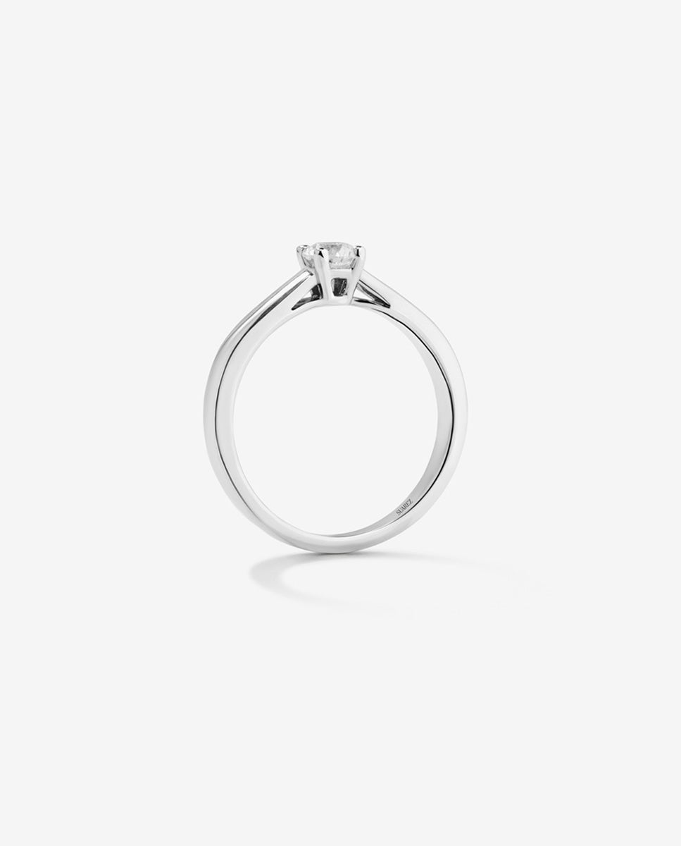 Anillo solitario de oro blanco de 18K con diamante en talla brillante de 0,15 cts