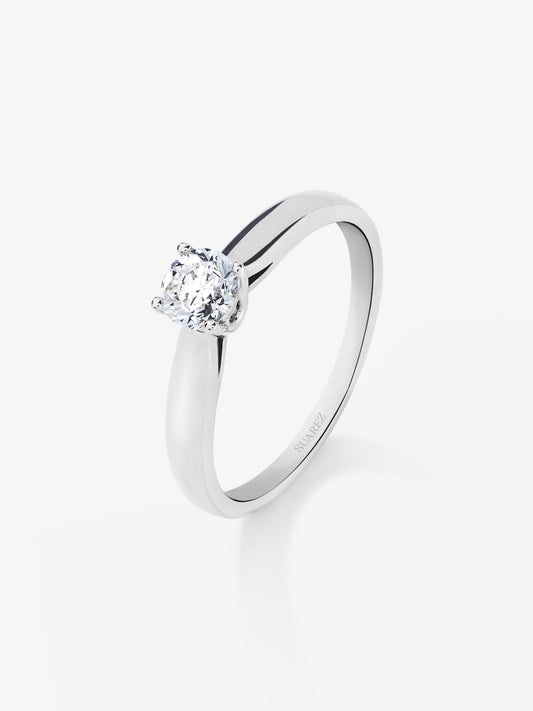 Anillo solitario de oro blanco de 18K con diamante en talla brillante de 0,2 cts