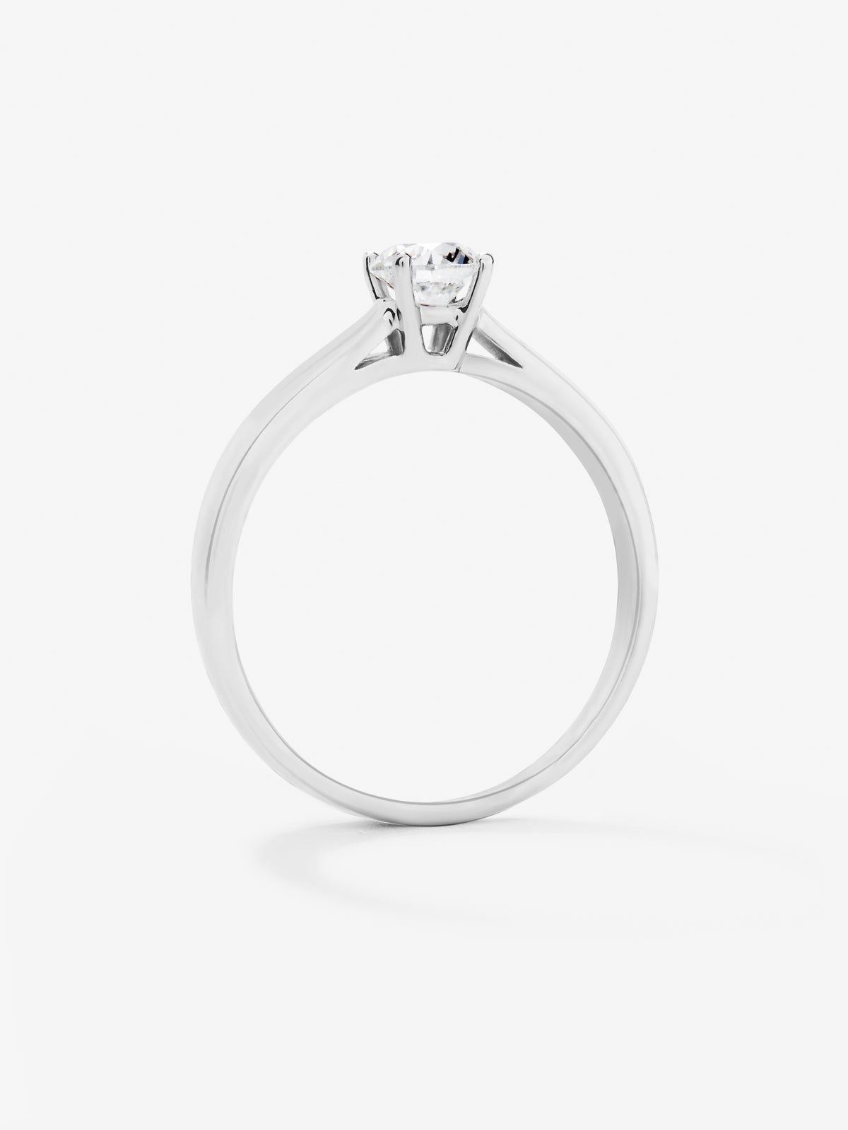 Anillo solitario de compromiso de oro blanco de 18K con diamantes