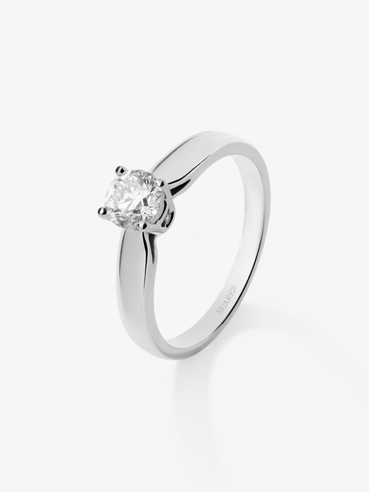 Anillo solitario de compromiso de oro blanco de 18K con diamante