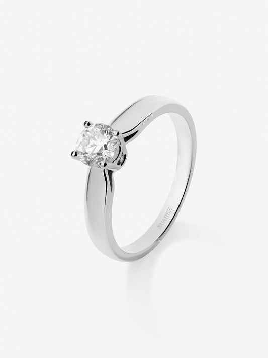 Anillo solitario de compromiso de oro blanco de 18K con diamante