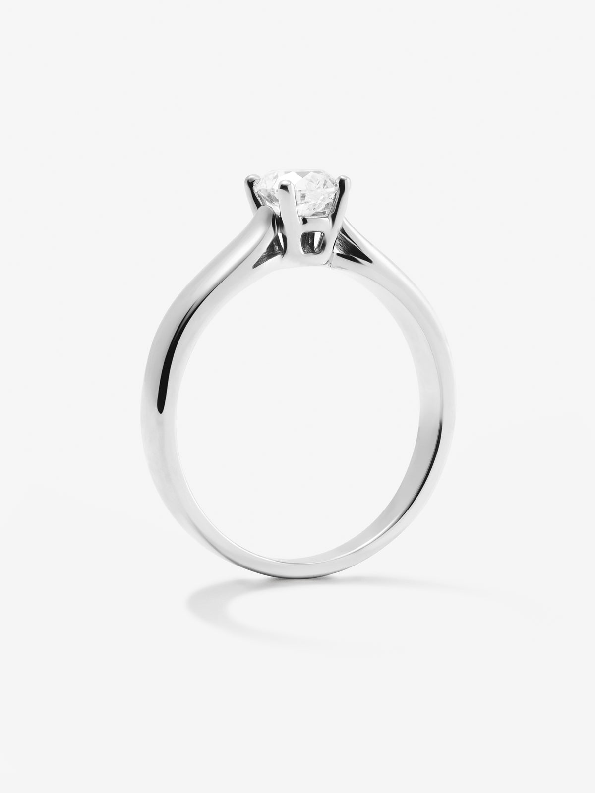 Anillo solitario de compromiso de oro blanco de 18K con diamante