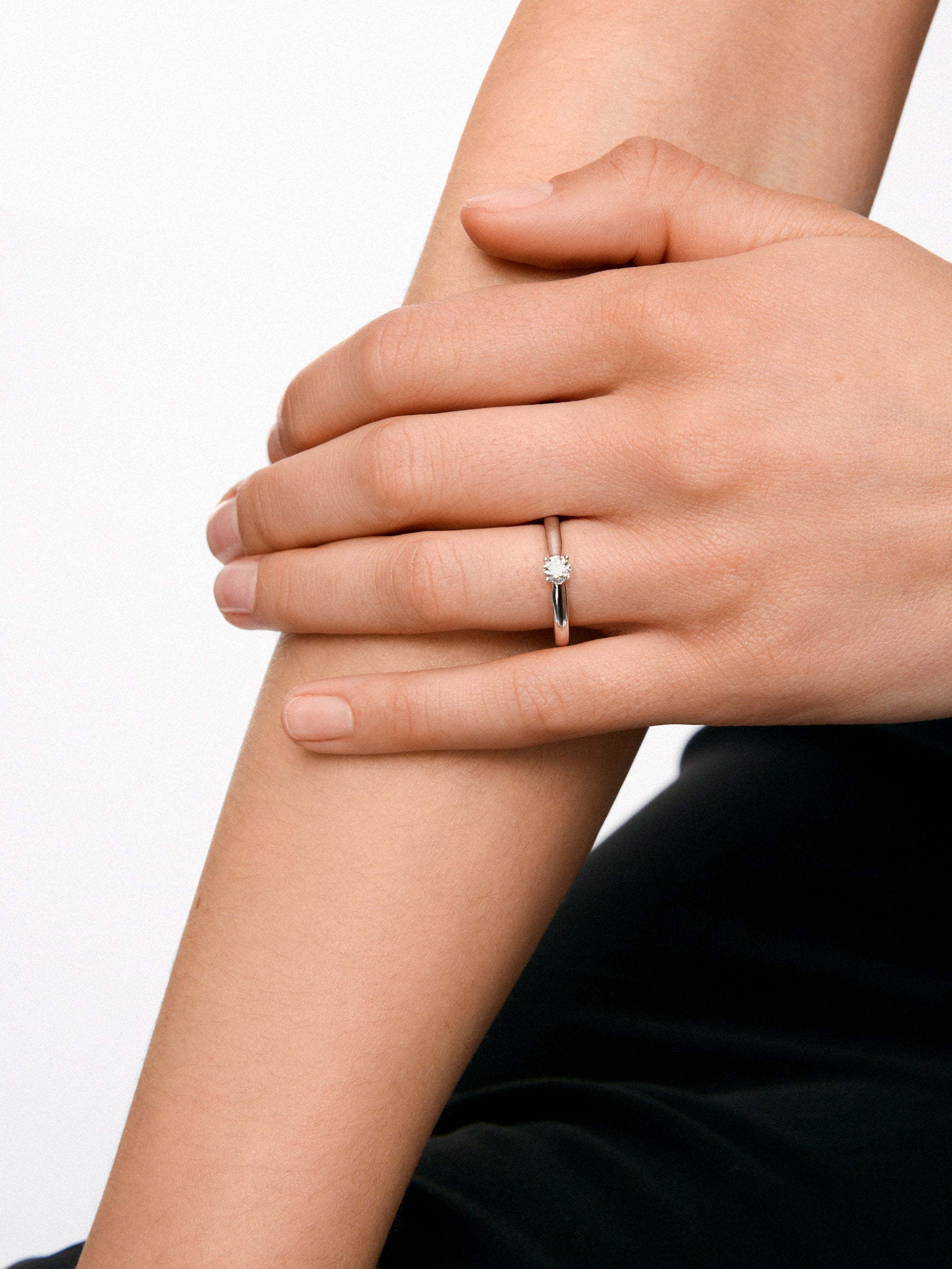 Anillo solitario de oro blanco de 18K con diamante en talla brillante de 0,3 cts