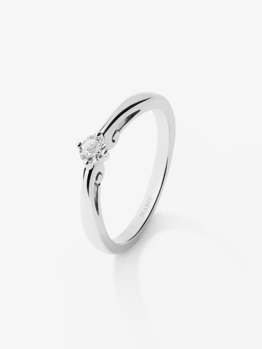 Anillo solitario de oro blanco de 18K con un diamante en talla brillante de 0,15 cts