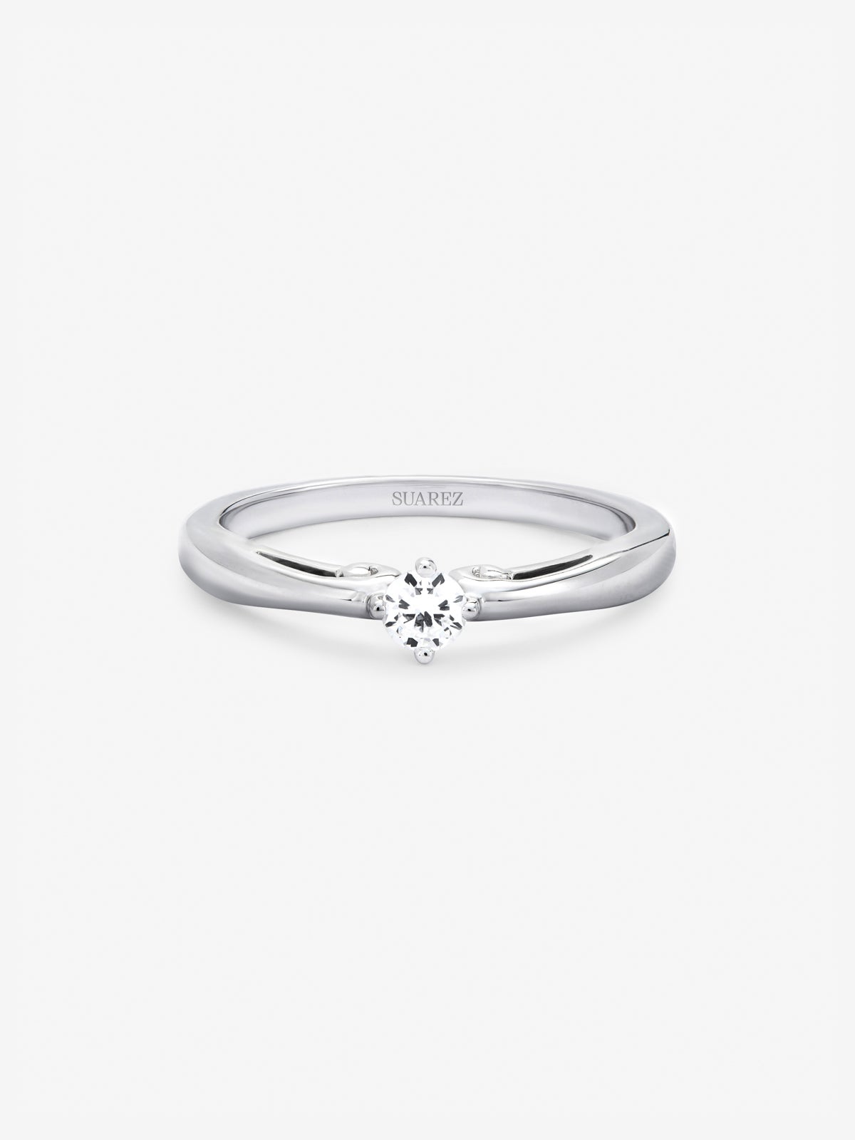 Anillo solitario de oro blanco de 18K con un diamante en talla brillante de 0,15 cts