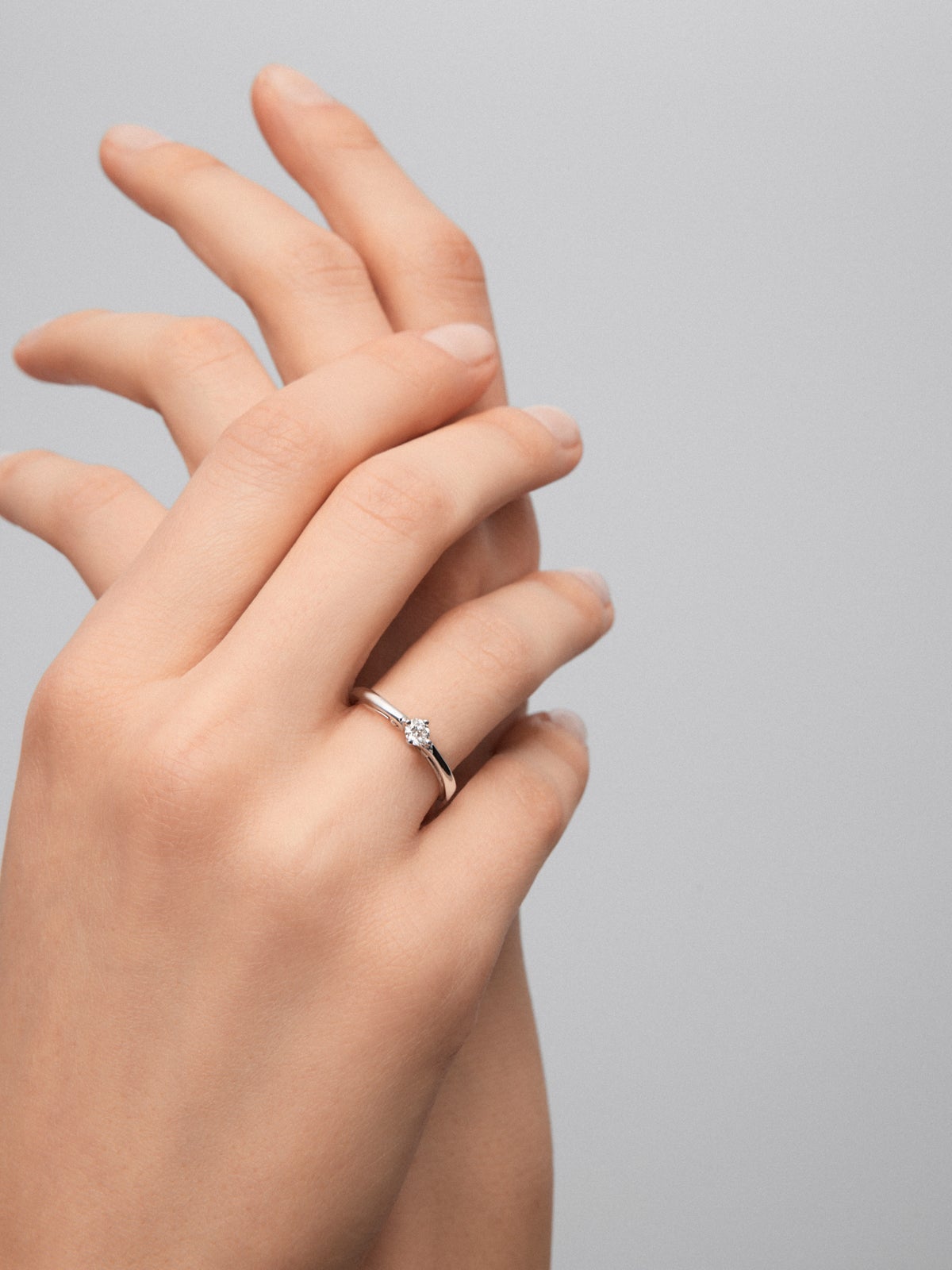 Anillo solitario de oro blanco de 18K con un diamante en talla brillante de 0,15 cts
