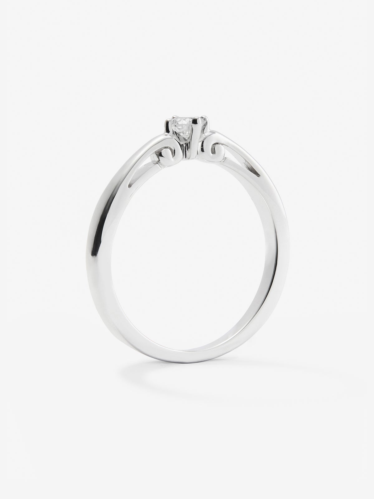 Anillo solitario de oro blanco de 18K con un diamante en talla brillante de 0,15 cts
