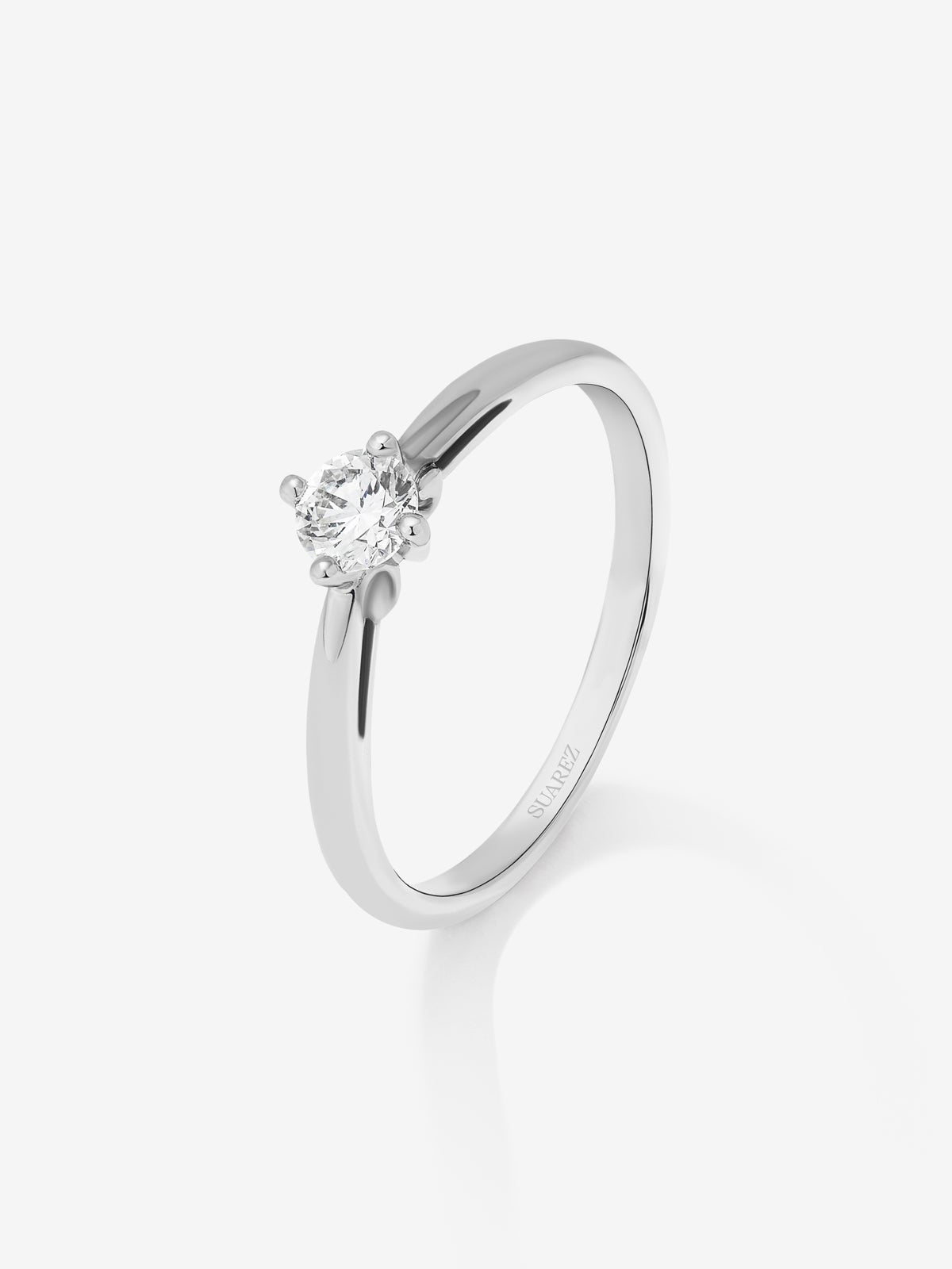 Anillo solitario de compromiso de oro blanco de 18K con diamantes