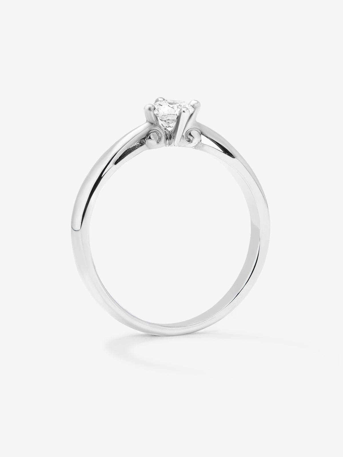 Anillo solitario de compromiso de oro blanco de 18K con diamantes