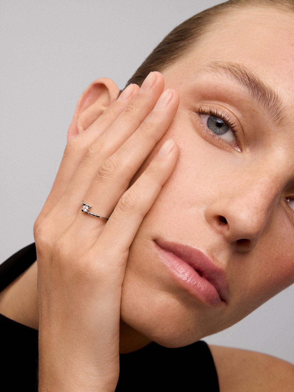Anillo solitario de oro blanco de 18K con diamante en talla brillante de 0,1 cts
